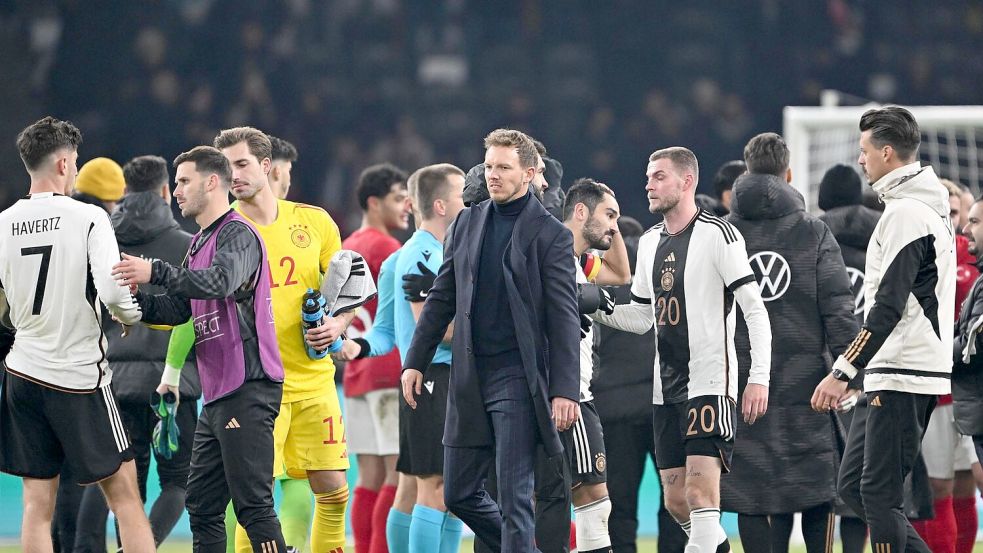 Bundestrainer Julian Nagelsmann (M) vermisst bei seinen Spielern die Emotionen. Foto: Federico Gambarini/dpa