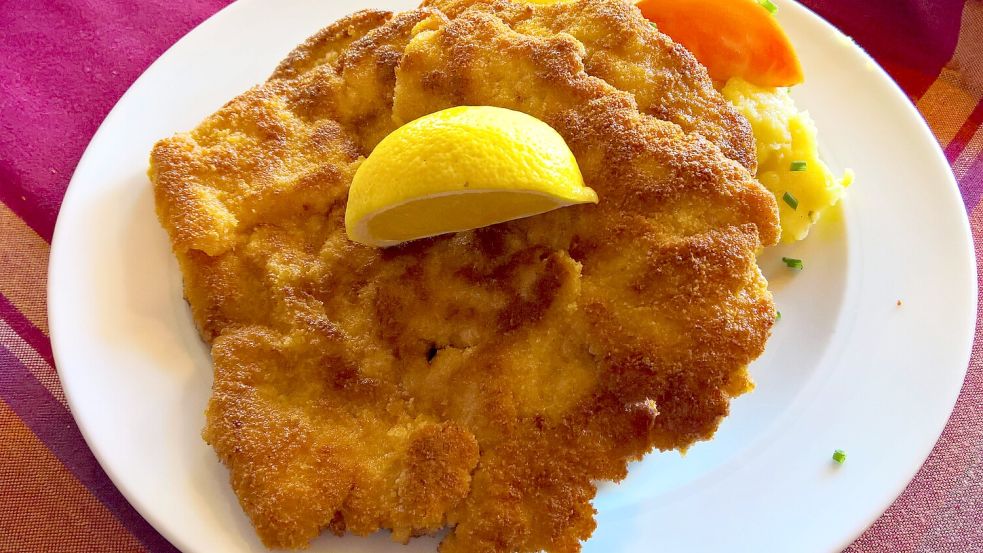 Die Wiederanhebung der Mehrwertsteuer für die Gastronomie könnte Schnitzel im Schnitt rund zwei Euro teurer machen. Foto: www.imago-images.de