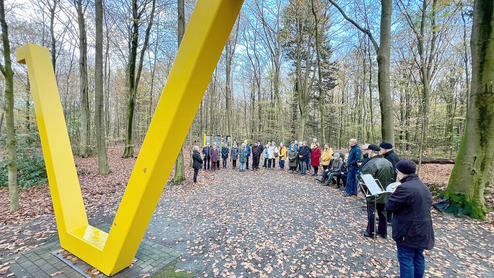 Am Sonntag gab es eine Gedenkveranstaltung am Panzergrabenmahnmal im Sandhorster Forst. Foto: Stephan Friedrichs