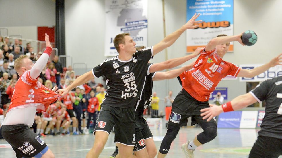 Mit langen Armen und festem Griff machte die Abwehr der Sportfreunde Soehre den OHV-Spielern (links Wilke de Buhr, rechts Jorit Reshöft) das Durchkommen in der zweiten Halbzeit schwer. Fotos: Bernd Wolfenberg