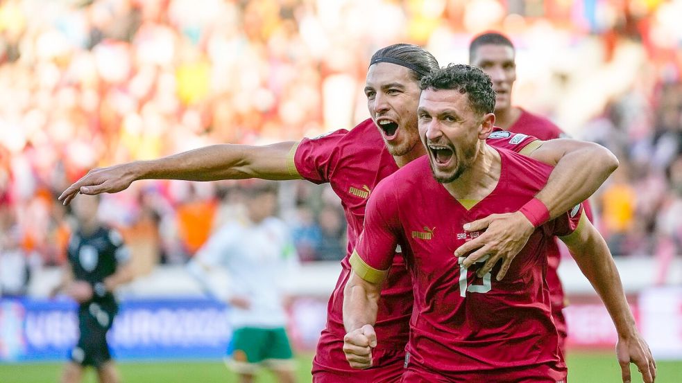 Serbiens Milos Veljkovic (r) jubelt über seinen Treffer zur 1:0-Führung. Foto: Darko Vojinovic/AP