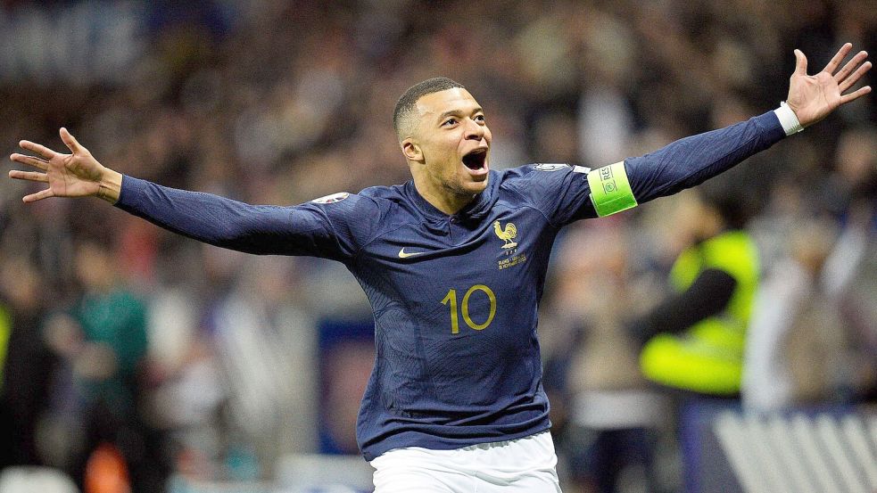 Frankreichs Superstar Kylian Mbappé jubelt über ein Tor. Foto: Daniel Cole/AP