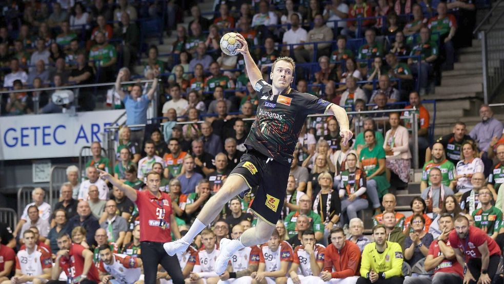 Traf gegen Eisenach zwölf Mal: Der Magdeburger Felix Claar beim Sprungwurf. Foto: Ronny Hartmann/dpa