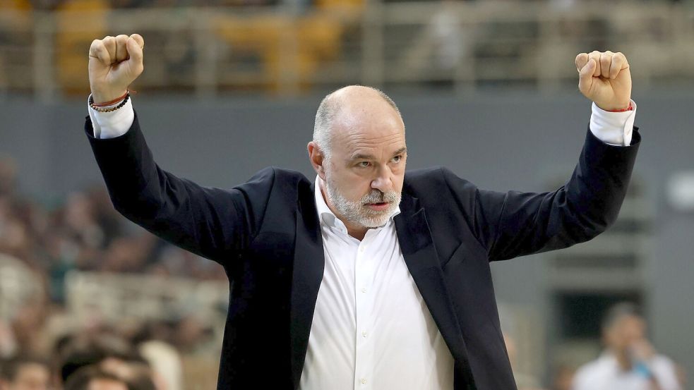 Heimsieg gegen Ludwigsburg: Bayerns Cheftrainer Pablo Laso jubelt. Foto: Yorgos Karahalis/dpa/Archivbild