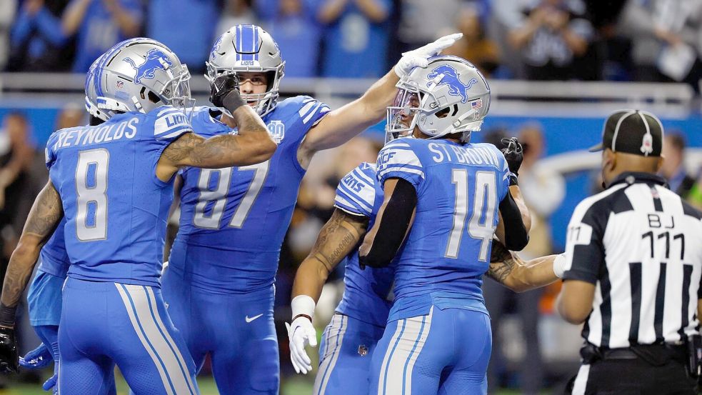 Detroits Amon-Ra St.Brown (r) jubelt mit seinen Mitspielern, nachdem er einen Touchdown erzielt hat. Foto: Duane Burleson/AP/dpa