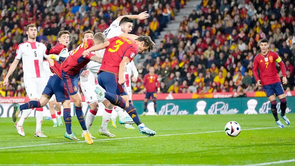 Spaniens Robin Le Normand (M) erzielt den Treffer zum 1:0. Foto: Manu Fernandez/AP