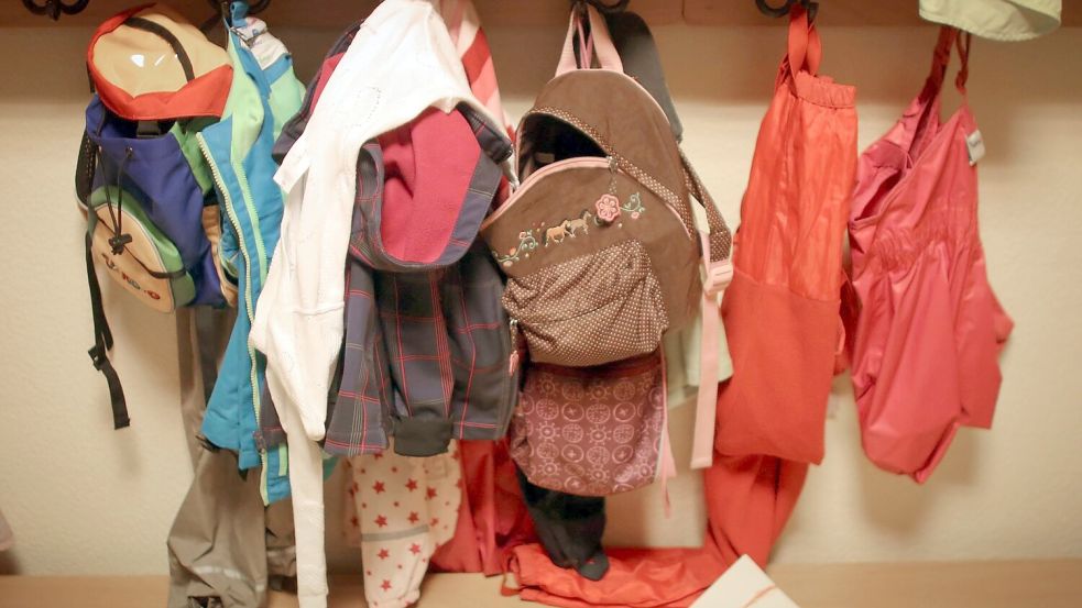 Jacken und Rucksäcke von Kindern in der Garderobe einer Betriebskita. Foto: Fredrik Von Erichsen/dpa
