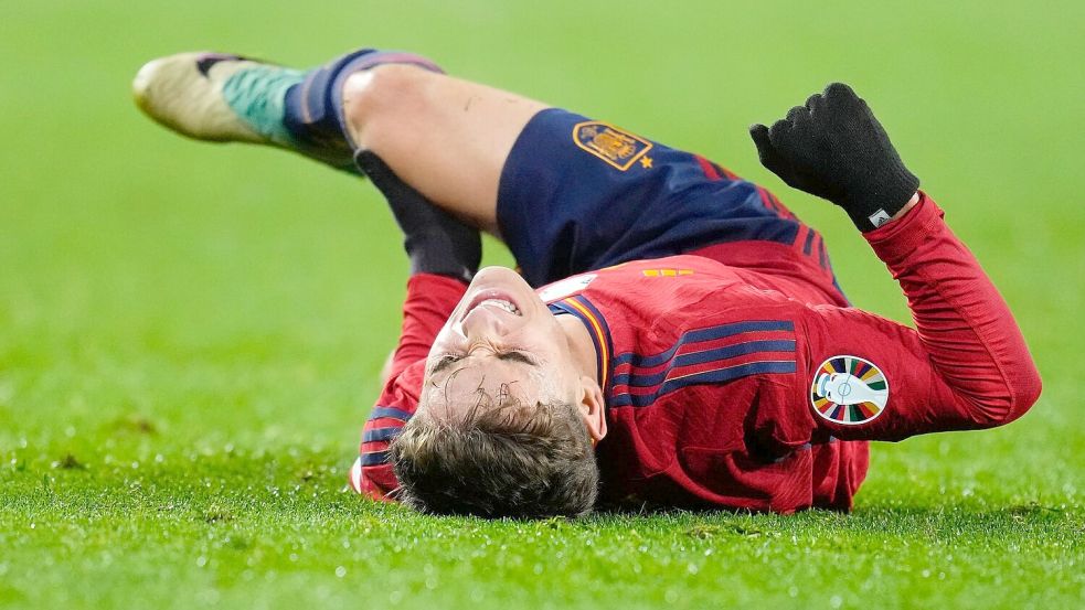 Spaniens Gavi hat sich am Knie verletzt. Foto: Manu Fernandez/AP
