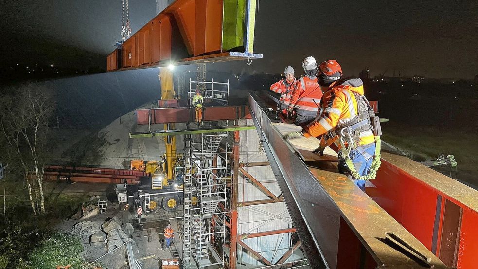 Im Scheinwerferlicht setzten die Arbeiter die Träger für den Brückenbau ein. Foto: Straßenbaubehörde