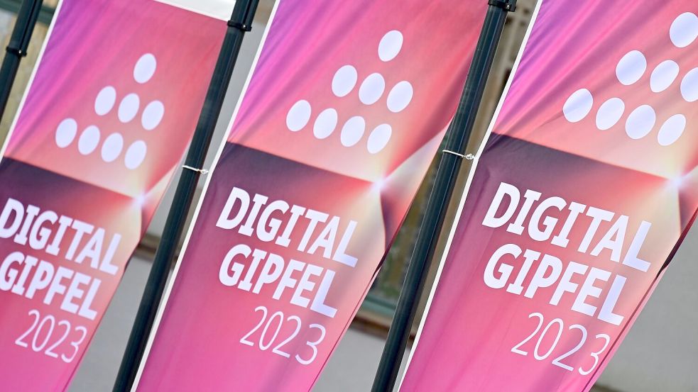 Auf dem Digital-Gipfel der Bundesregierung diskutieren rund 1000 Teilnehmer aus Politik, Wirtschaft, Wissenschaft und der Zivilgesellschaft über eine Umsetzung der digitalen Transformation. Foto: Martin Schutt/dpa