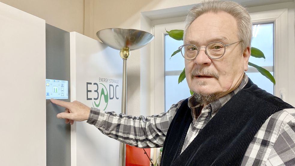 Jürgen Sasse zeigt auf die Schnittstelle seiner Photovoltaikanlage. Für den reibungslosen Betrieb ist er auf das Internet angewiesen. Eine Umstellung der Technik während seiner Abwesenheit hätte vermutlich Folgen gehabt, so der Ihlower. Fotos: Christin Wetzel