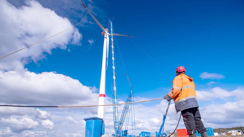 Das Bild zeigt den Aufbau eines neuen Windparks. Auch beim Ausbau der Erneuerbaren Energie will die Region Hannover zum Vorreiter werden. Foto: Jens Büttner/dpa-Zentralbild/dpa