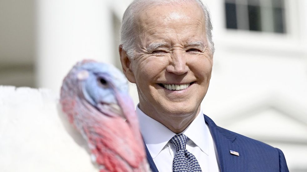 US-Präsident Joe Biden hat zwei Truthähne vor dem Backofen bewahrt. Foto: AFP/ANDREW CABALLERO-REYNOLDS