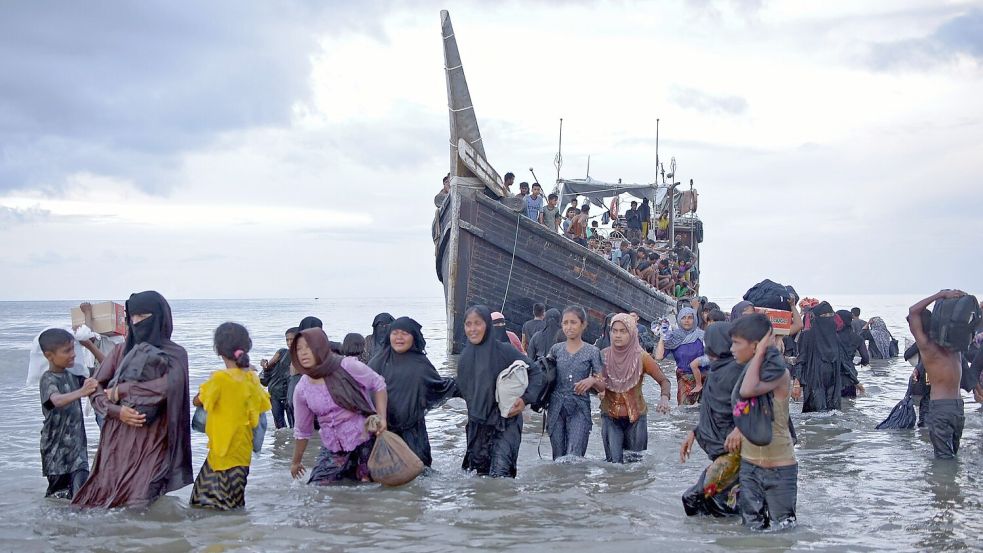 Ethnische Rohingya verlassen ihr Boot nach der Landung in Ulee Madon in der Provinz Aceh. Foto: Rahmat Mirza/AP