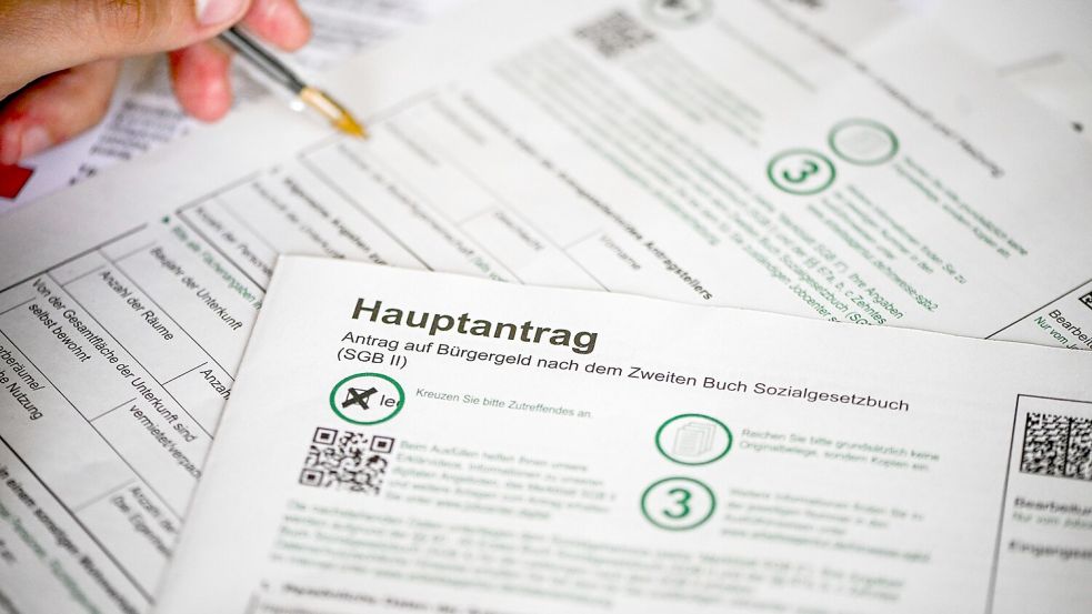Zum 1. Januar wird das Bürgergeld erhöht. Foto: Jens Kalaene/dpa