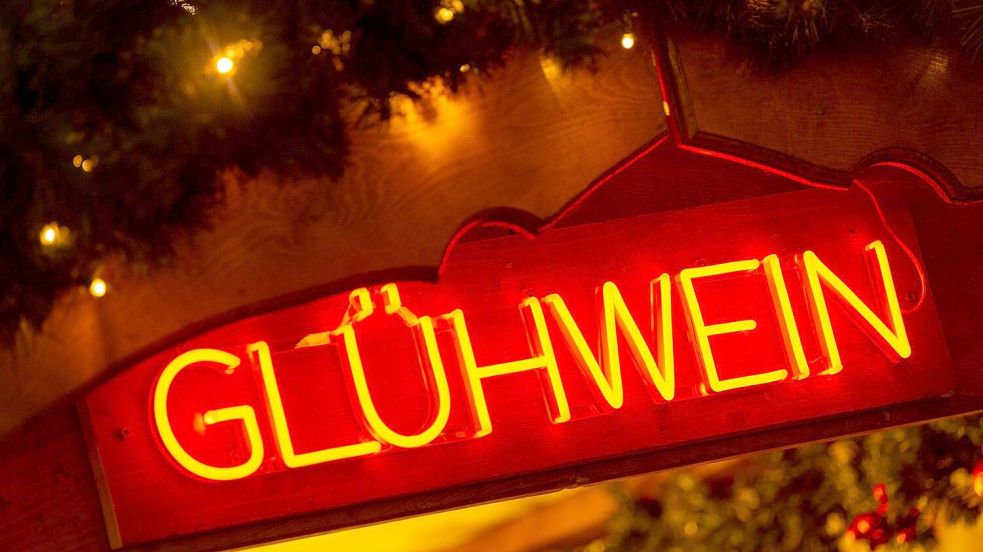 Ungeachtet der Farbe ist Glühwein besonders in der Vorweihnachtszeit beliebt. Foto: Monika Skolimowska/dpa