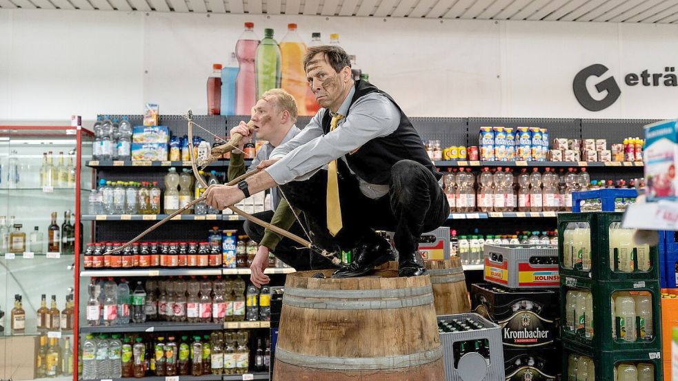 Titus (Bruno Alexander) und Thorsten (Marc Hosemann) in einer Szene aus „Die Discounter“. Foto: Christine Schroeder/Pyama Pictures/Prime Video/dpa/Archiv