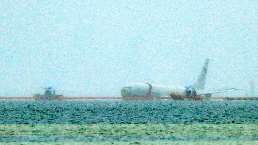 Das abgestürzte Flugzeug der US-Marine ist in der Kaneohe-Bucht zu sehen. Foto: Jamm Aquino/Honolulu Star-Advertiser/AP/dpa