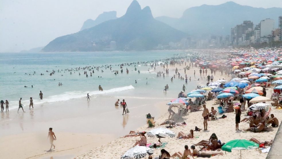 Badegäste baden am Strand von Ipanema. Die Stadt Rio de Janeiro hatte jüngst mit 41,9 Grad Celsius erneut den Hitzerekord gebrochen. Foto: Jose Lucena/TheNEWS2 via ZUMA Press Wire/dpa