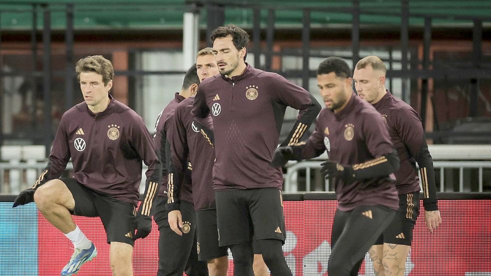 Thomas Müller (l) und Mats Hummels (2.v.l) beim Abschlusstraining. Foto: Christian Charisius/dpa
