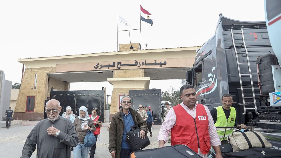 Palästinenser mit ausländischen Pässen reisen am 19. November aus dem Gazastreifen über den Grenzübergang Rafah nach Ägypten ein. Heute sollen auch rund 220 Deutsche den Grenzübergang passieren. Foto: Gehad Hamdy/dpa