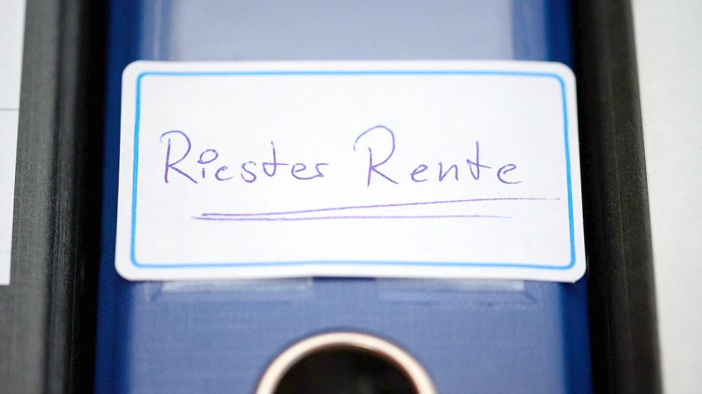 Der Bundesgerichtshof hat eine Klausel über mögliche Kosten beim Riester-Vertrag für ungültig erklärt. Foto: Jonas Walzberg/dpa