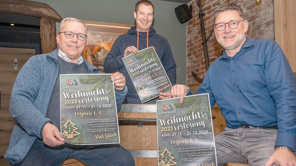 Jochen Toben (von links), Peter Adena und Ernst Moltz von der IG der Marienhafer Kaufleute stellten die diesjährige Verlosung vor. Foto: Folkert Bents