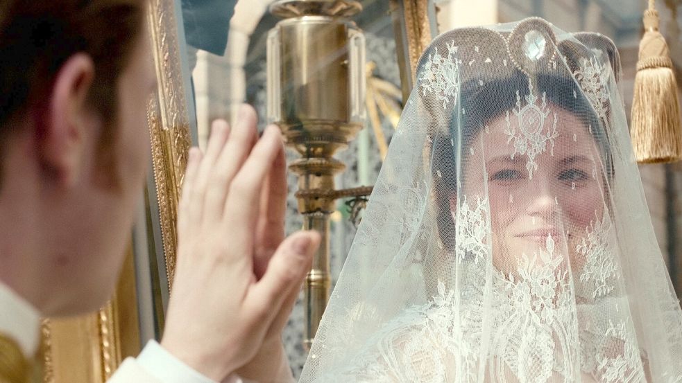 Sisi (Devrim Lingnau, r) und Franz (Philip Froissant) in einer Szene aus „Die Kaiserin“. Foto: -/Netflix/dpa