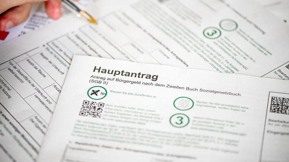 Zum Jahresanfang 2024 steigt das Bürgergeld in der Grundsicherung im Schnitt um rund zwölf Prozent. Foto: Jens Kalaene/dpa
