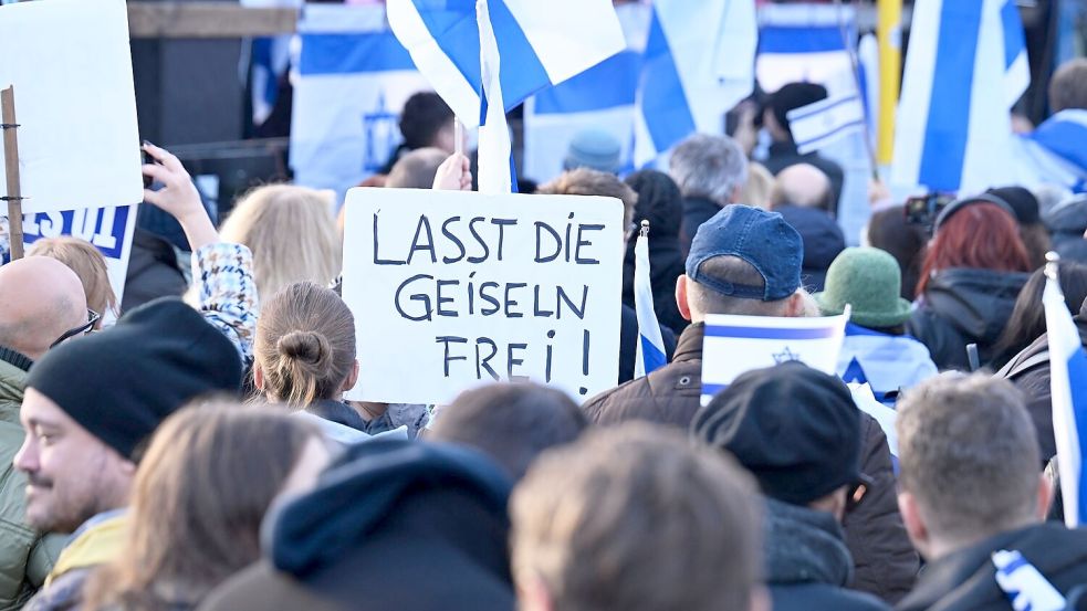 „Lasst die Geiseln frei“: Eine Demonstrantin mit einem Transparent auf der Kundgebung „Jüdisches Leben Berlin“ für Israel und gegen Antisemitismus. Foto: Annette Riedl/dpa
