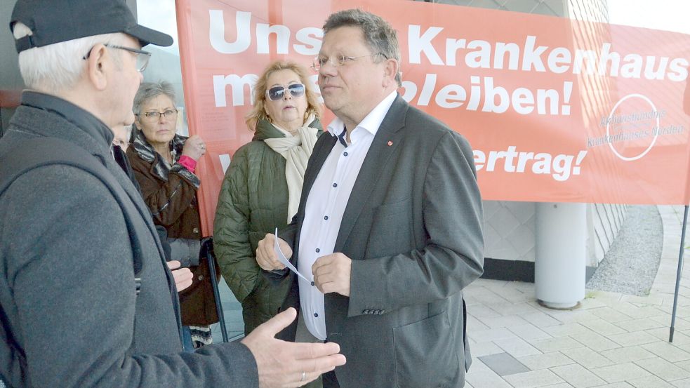 Mitglieder des Aktionsbündnisses für den Norder Klinik-Erhalt übergaben Gesundheitsminister Dr. Andreas Philippi am Dienstagnachmittag vor dem Auricher EEZ einen Brief.Foto: Aiko Recke