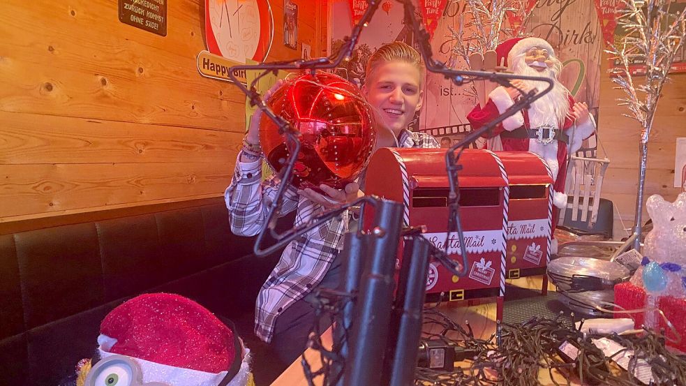 Inmitten von Lichterketten und anderer Weihnachtsdeko bereitet sich Jannis Saathoff auf die diesjährige Beleuchtungssaison vor. Foto: Holger Janssen