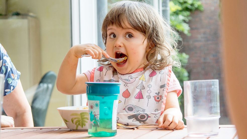 Kinder benötigen große Mengen an Energie und essenziellen Nährstoffen für Wachstum und Entwicklung. Foto: Christin Klose/dpa-tmn