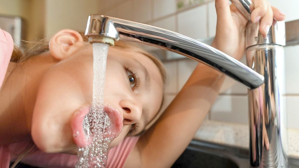 Wenn Kinder es von Anfang an gewöhnt sind, wird Wasser trinken zur Normalität. Foto: Patrick Pleul/dpa-Zentralbild/dpa-tmn