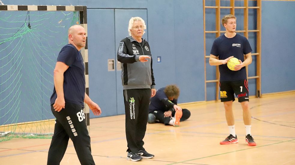 Ein kurzer Stopp während einer Trainingseinheit in der Ihlower Sporthalle. Wolfgang Ladwig gibt neue Anweisungen und korrigiert die Spielabläufe.
