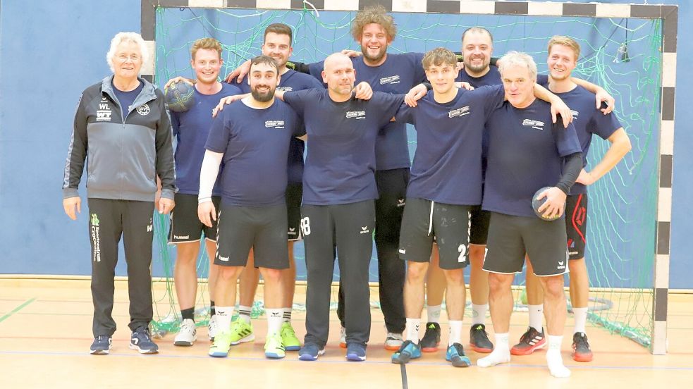 Eine eingeschworene Mannschaft: Trainer Wolfgang Ladwig (links) mit seiner Crew, die seit drei Jahren alle Punktspiele gewonnen hat. Es winkt der Aufstieg in die Landesliga.