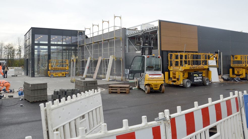 In dieser Woche wurden die letzten Restarbeiten vor der Eröffnung des neuen Rewe-Marktes erledigt.Foto: Aiko Recke