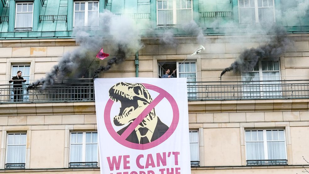 Extinction Rebellion demonstriert gegen Superreiche in Berlin mit der Besetzung des Hotel Adlon. Foto: imago-images/ aal.photo