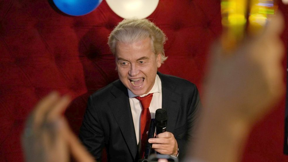 PVV-Chef Geert Wilders wird nach Bekanntgabe der Wahlprognose in Den Haag von Anhängern gefeiert. Foto: Peter Dejong/AP/dpa