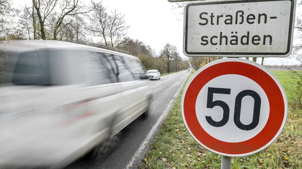 Wegen der schweren Straßenschäden gilt auf der Timmeler Straße Tempo 50 statt 100. Foto: Ortgies