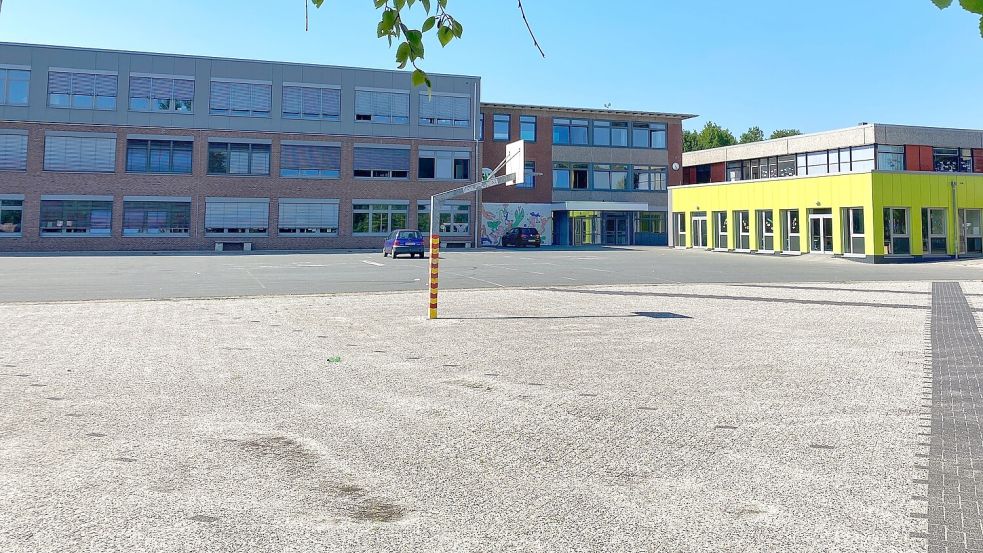 Trist, kahl und wenig einladend zeigt sich bislang der Schulhof der IGS in Moorhusen. Das soll sich bald ändern. Foto: Holger Janssen