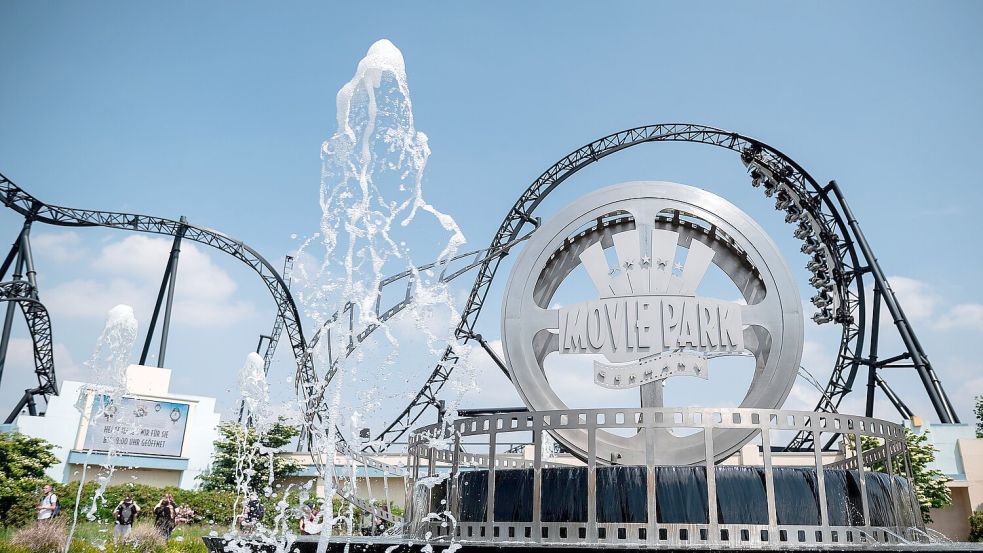 Besucher fahren im Movie Park in Bottrop mit der Achterbahn „Star Trek: Operation Enterprise“. Foto: DPA