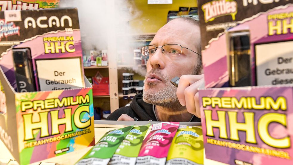 Heiner Seroka verkauft die Vapes in Aurich. Foto: Ortgies