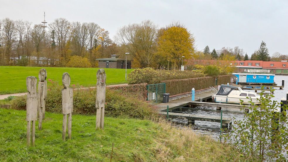 Die grüne Wiese vor dem Sanitärgebäude soll zum Zeltplatz werden. Vier Hausboote sollen das Angebot ergänzen. Foto: Romuald Banik