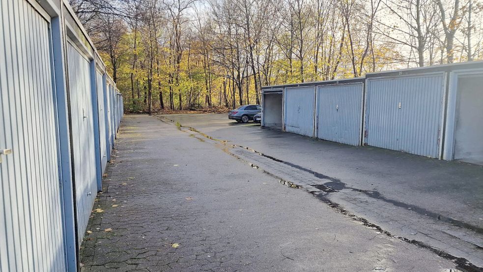 Auf diesem Garagenvorhof am Geschwister-Scholl-Weg in Ganderkesee wurde das Auto gefunden. Foto: Nonstopnews