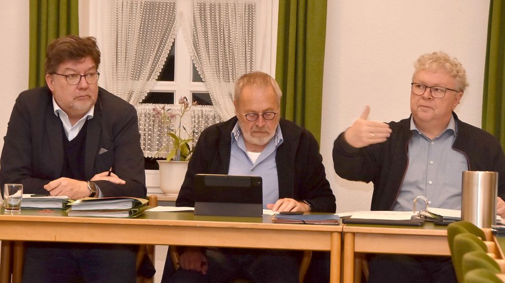 Brookmerlands Kämmerer Stephan Weers (rechts) erläuterte den Marienhafer Doppelhaushalt. Gemeindedirektor Gerhard Ihmels (links) und Bürgermeister Johann Tjaden hörten zu. Foto: Thomas Dirks
