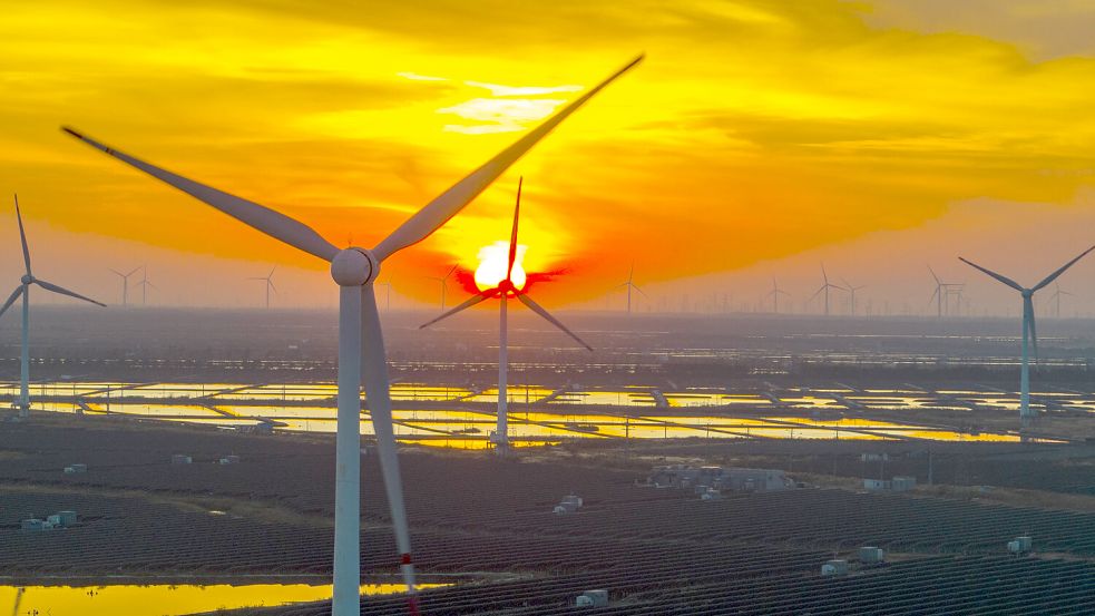 Windkraftparks vor der Küste der chinesischen Provinz Jiangsu. Der Ausbau erneuerbarer Energien hat in China ein spektakuläres Tempo aufgenommen. Foto: www.imago-images.de