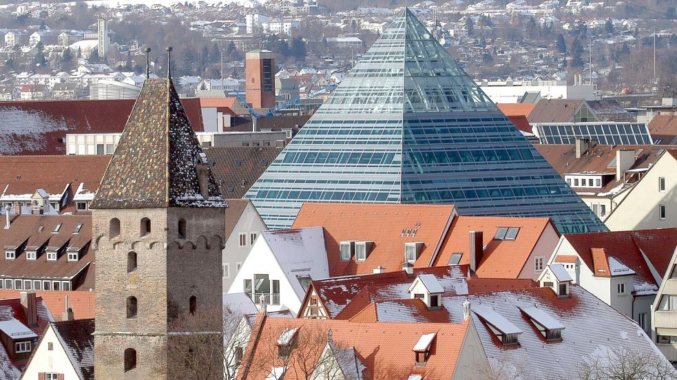Ein modernes Wahrzeichen der Stadt Ulm: Die Glaspyramide der 2004 fertiggestellten neuen Stadtbibliothek, Foto: picture-alliance / dpa/dpaweb