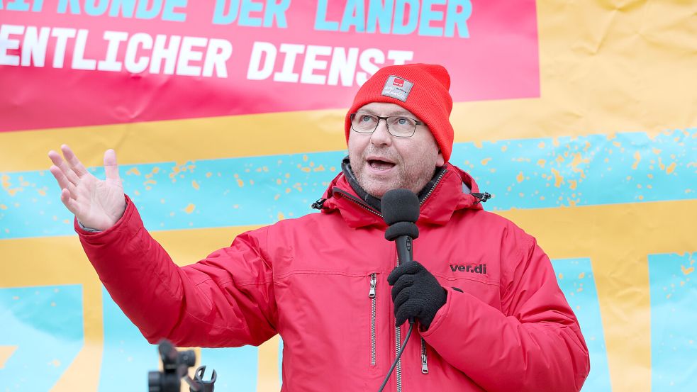 „Im öffentlichen Dienst haben wir im Vergleich zur Privatwirtschaft längere Arbeitszeiten, es gibt also durchaus Handlungsbedarf“, sagt Verdi-Chef Frank Werneke. Foto: dpa/Bernd Wüstneck