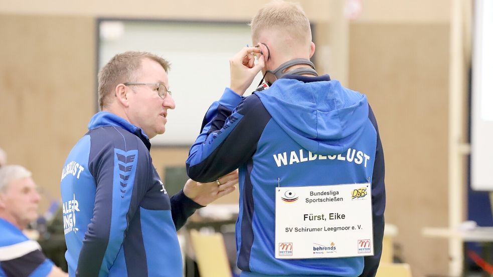 Trainer Jörg Kropp bespricht sich mit dem Leegmoorer Schützen Eike Fürst. Foto: Wilfried Gronewold